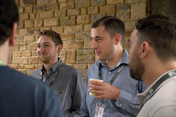 Guillaume Berionni entouré de plusieurs chercheurs à la conférence MG-ERC 2025 à l'UNamur