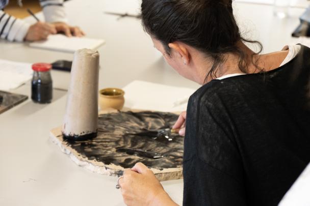 Fabrication artisanale d'encre noire - Colloque-atelier parchemins et enluminures UNamur (2024)