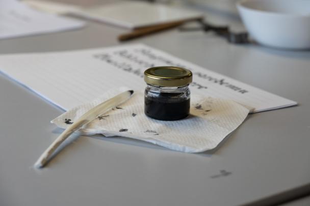 Encre, plume et parchemin - Colloque-atelier parchemins et enluminures UNamur (2024)