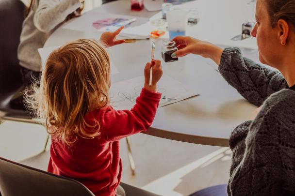 Enfant en train de réaliser une expérience au Printemps des Sciences