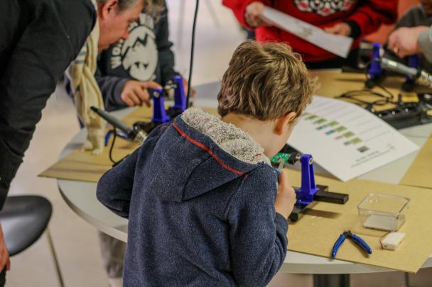 Enfants lors d'un atelier de soudure au Printemps des Sciences