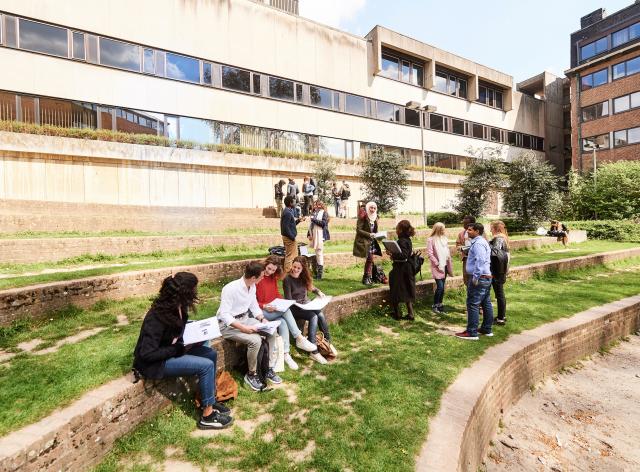 Etudiants sur le campus