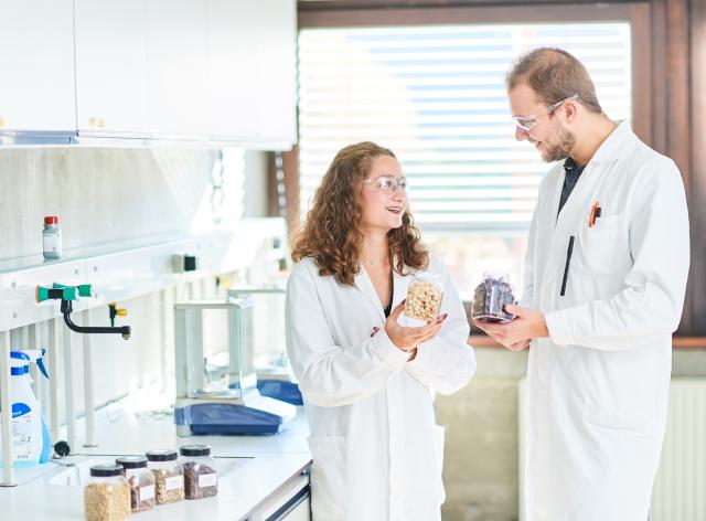 scientifique homme et femme