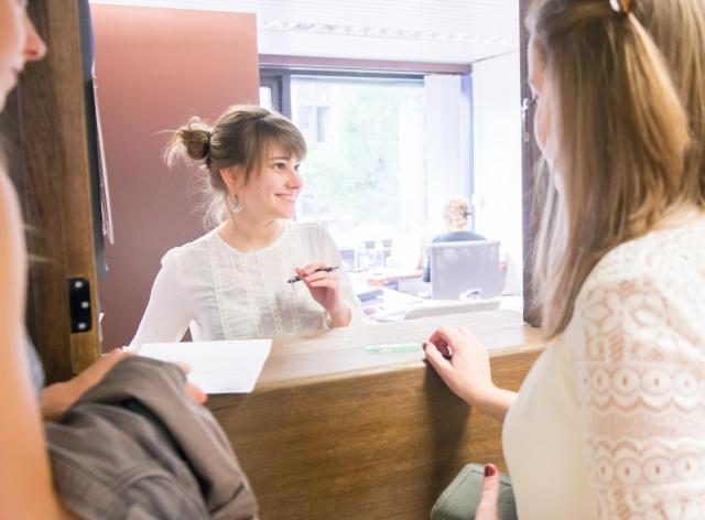 Etudiantes de l'UNamur qui se renseignent