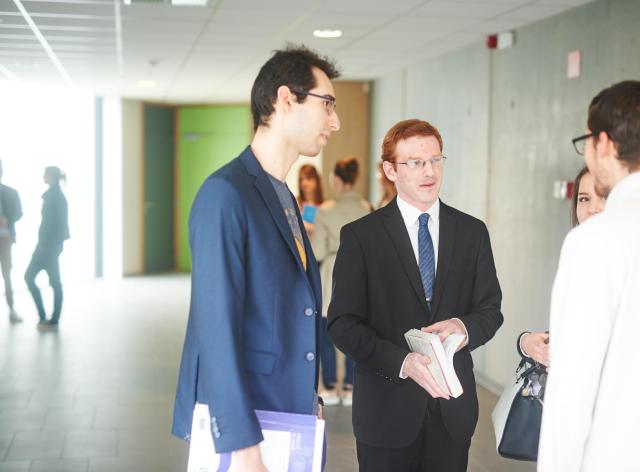 Personnes qui discutent