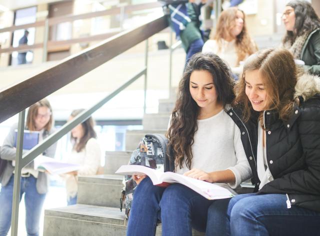 Etudiantes qui regardent un livre