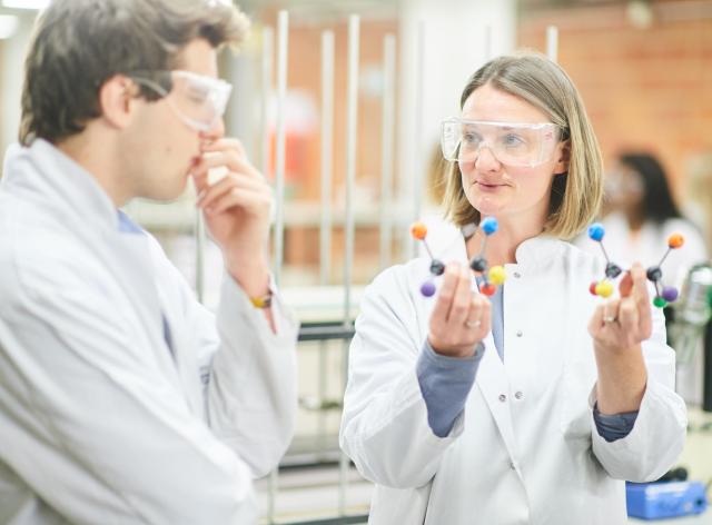 Chercheurs dans un laboratoire