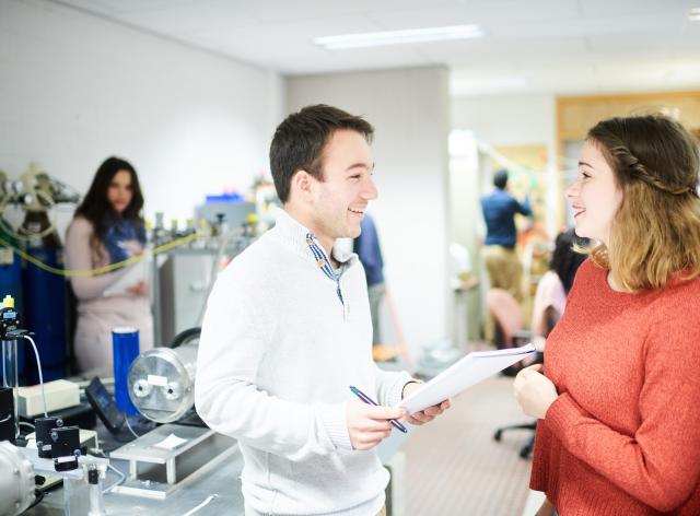 Chercheurs qui discutent