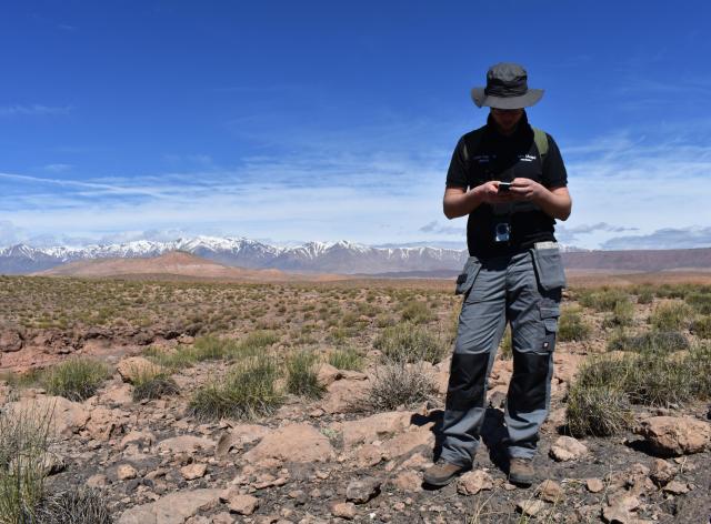 Un membre du Département en prospection géologique quelque part en Afrique du Nord