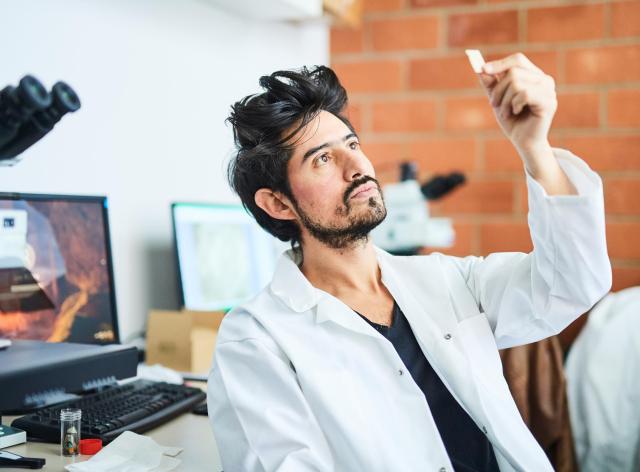 Chercheur qui observe