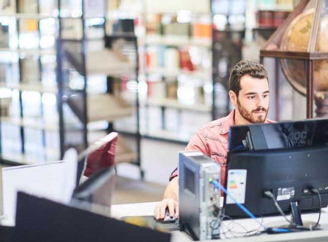Etudiant à la bibliothèque
