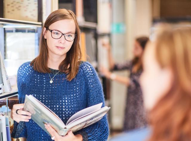 Etudiante à la bibliothèque