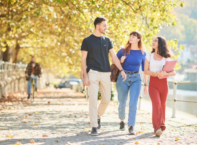 Etudiant marchant au bord de la meuse