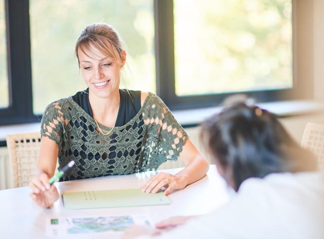 Employée guidant une personne