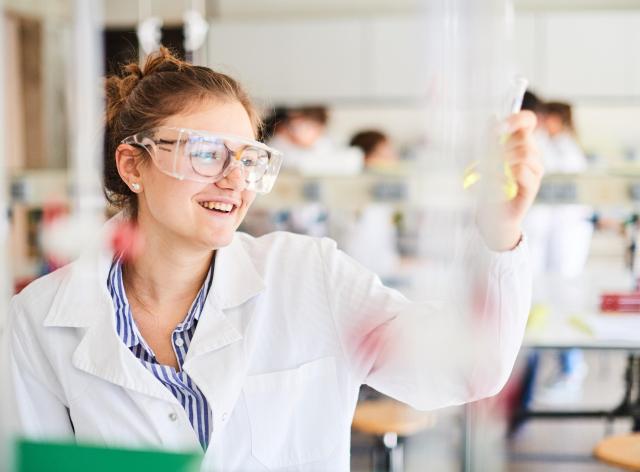 Chercheuse en laboratoire