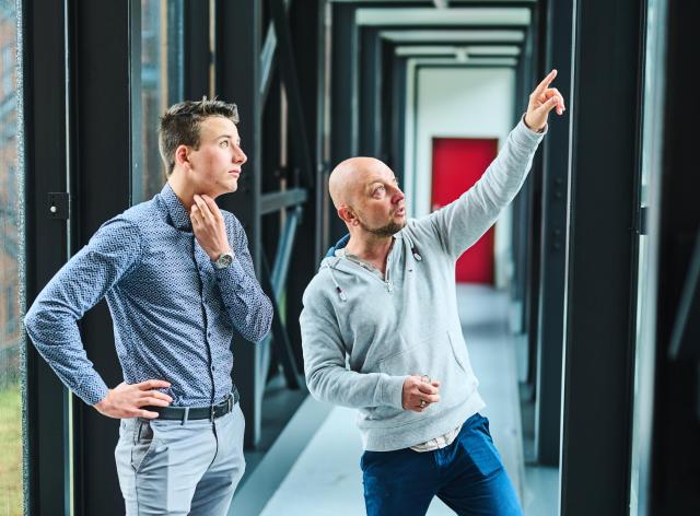 Personnes qui observent le ciel