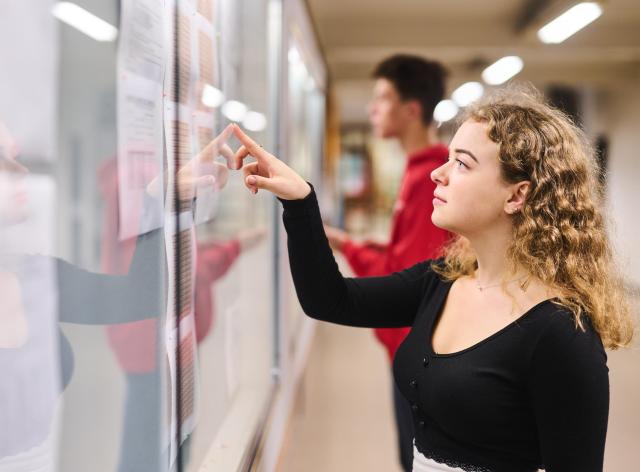 Etudiante de l'UNamur qui se renseigne