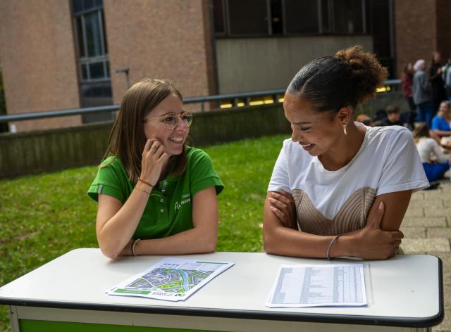 Etudiantes qui accueillent