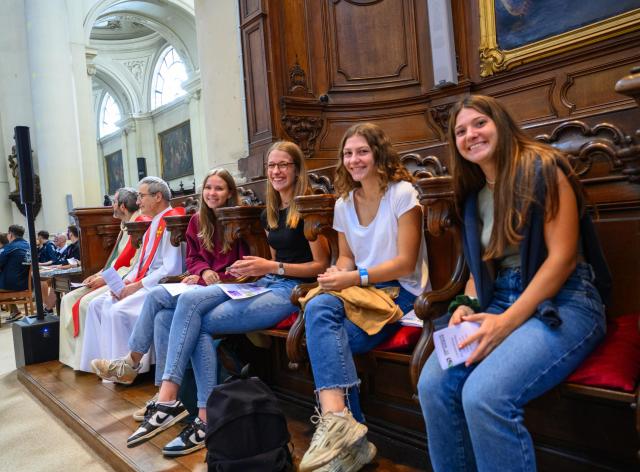 Etudiants à la messe