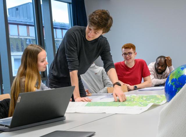 Etudiants et assistant géographie