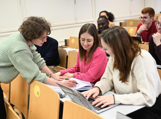 Assistante avec élèves