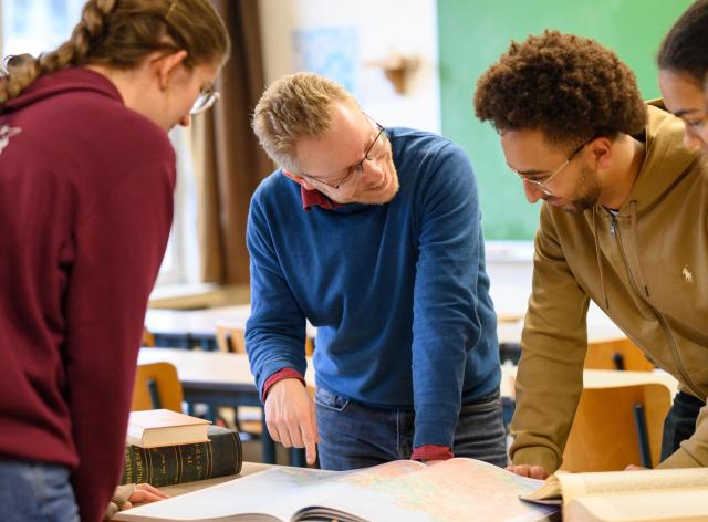 Etudiants et professeur en classiques
