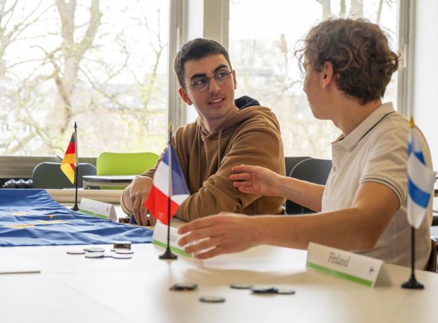 Etudiants en discussion - drapeau