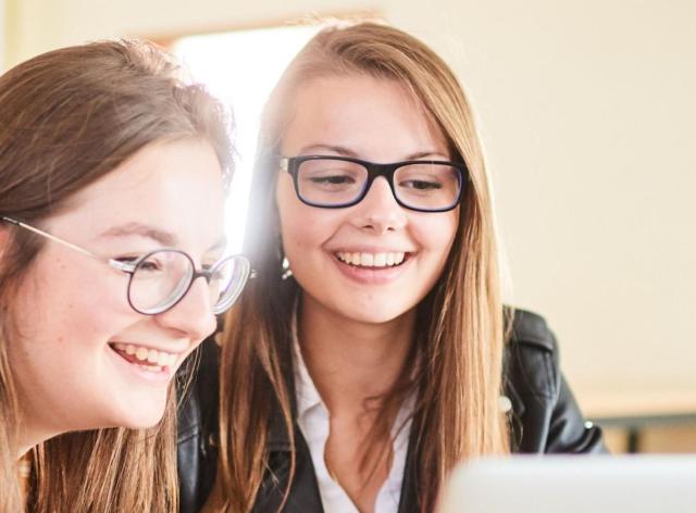 Etudiantes sur un ordinateur