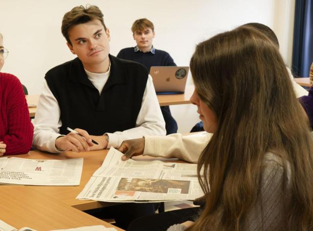 Etudiants en langues germaniques autour de documents