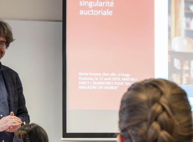 Professeur et étudiante en cours