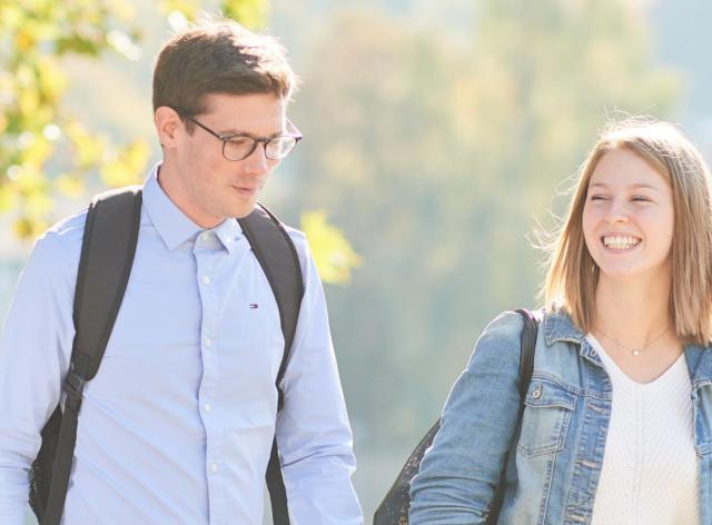 Etudiants qui se promènent