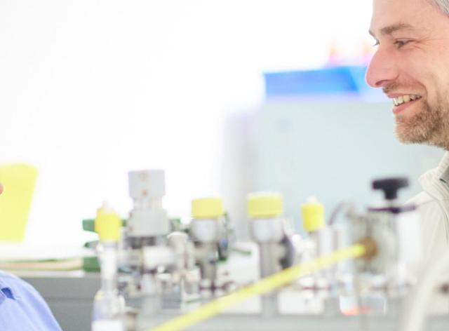 Chercheurs qui discutent dans un laboratoire