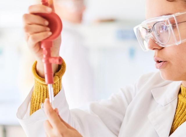 Chercheuse dans un laboratoire