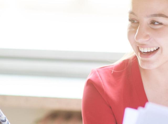 Personnes qui rient ensemble