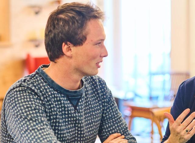 Personnes qui discutent ensemble