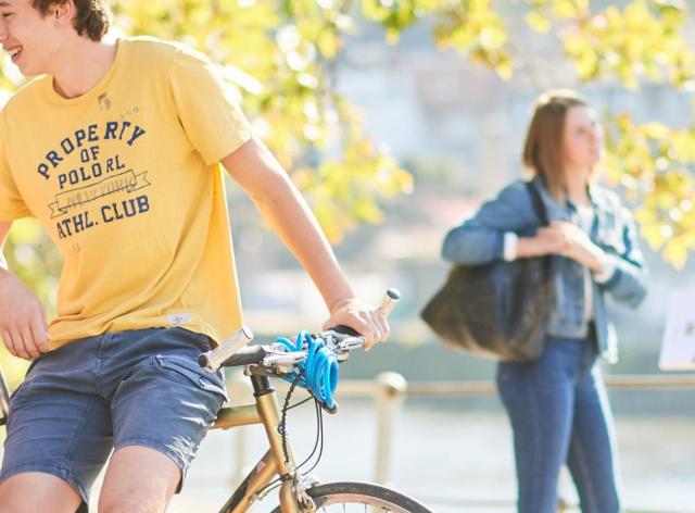 Etudiants à vélo et à pied