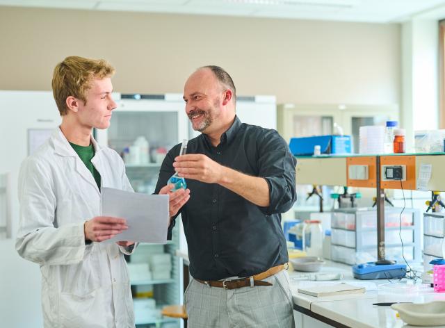 Etudiant avec professeur pharmacie