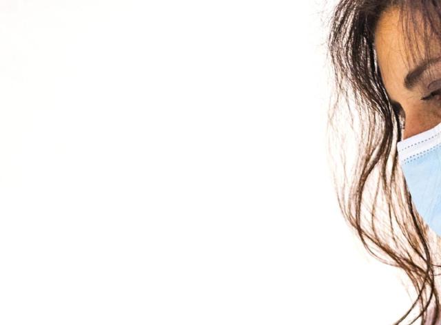 Une personne portant un masque chirurgical