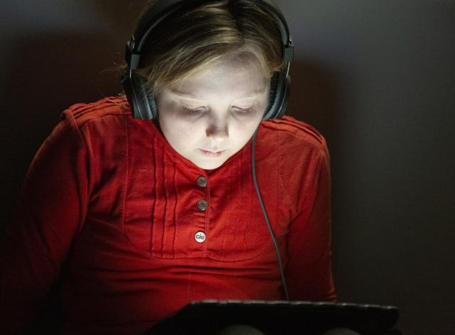 Fille avec une tablette