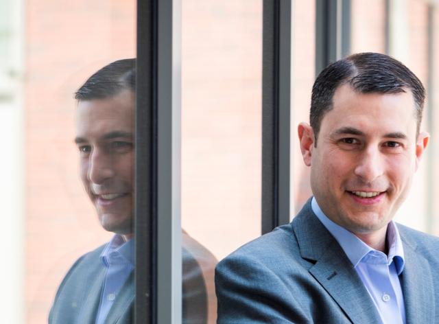 Photo de Guillaume Berionni avec le logo ERC