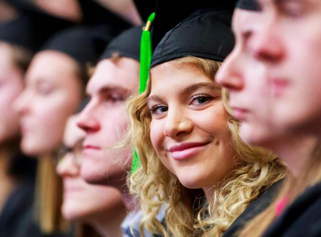 Etudiante de l'UNamur diplômée qui sourit
