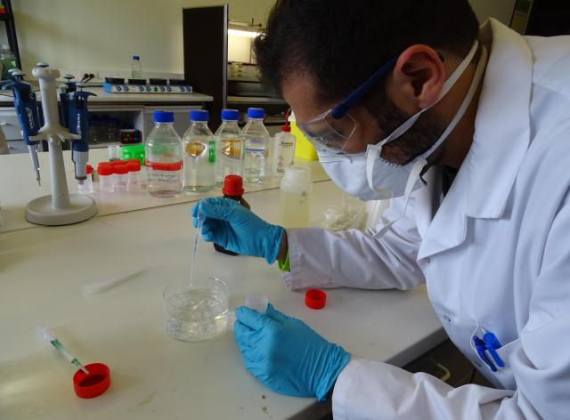 Un chimiste en train de manipuler des produits chimiques