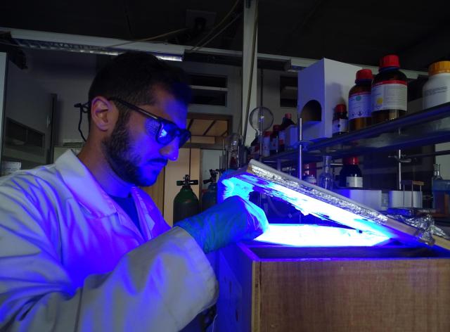 Un chimiste analysant des matériaux