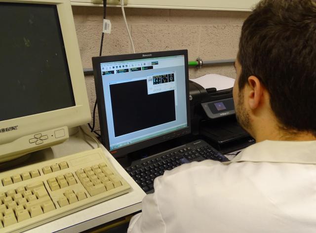 Un chimiste devant un ordinateur