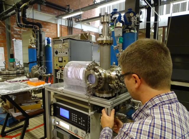 Un chercheur effectuant des manipulations sur un équipement de pointe