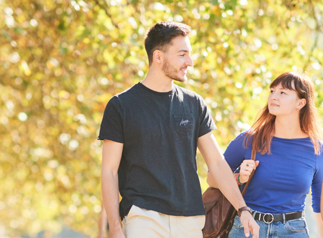 Etudiants marchant sur le halage en automne