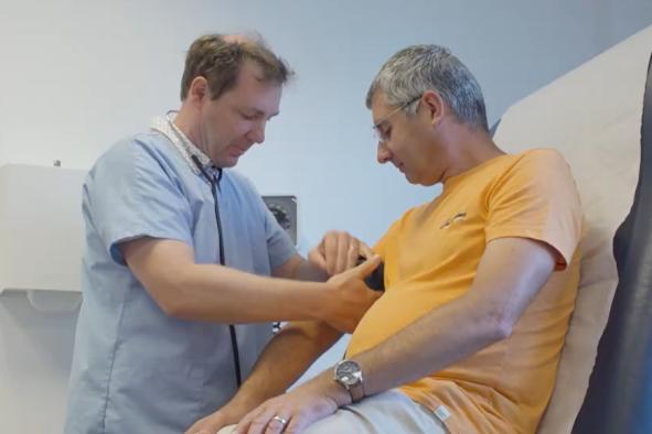 Un médecin qui ausculte un patient