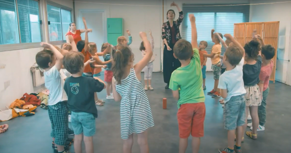 Enfants qui participent à une activité d'éveil artistique