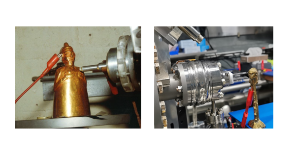 A gauche, Statuette en Or (Egypte), env. 2000 ans av.J.C, analysée au LARN (photo 1990) – A droite, copie (en Laiton) de la Dame de Brassempouy, analysée avec ELISA (2025)