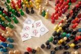 Représentation d'un vote symbolisé par des feuillets oui, non et des pions de multiples couleurs